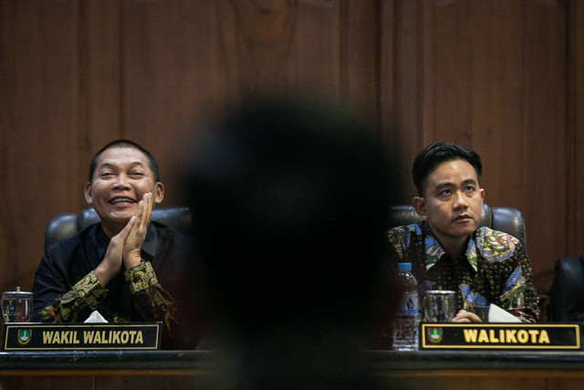 Wali Kota Solo Gibran Rakabuming Raka (kanan) bersama Wakil Wali Kota Solo Teguh Prakosa (kiri) mengikuti Rapat Paripurna dengan agenda Persetujuan Pengunduran Diri Wali Kota dan Pengusulan Wakil Wali Kota menjadi Wali Kota di Gedung DPRD Solo. Foto: Mohammad Ayudha/ANTARA FOTO