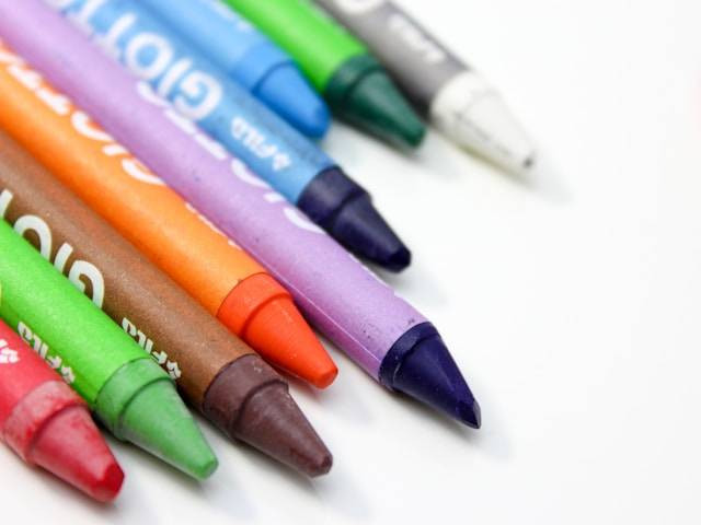 Ilustrasi jenis alat pewarna yang menggunakan kandungan lapisan lilin adalah. Foto: Unsplash/Vladimir Carrer