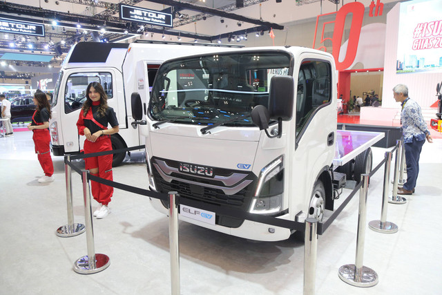 Petugas sales promotion girl (SPG) saat pose di dalam kendaraan truk di stand Isuzu di pameran otomotif Gaikindo Indonesia International Auto Show (GIIAS) 2024 di ICE-BSD City, Tangerang, Rabu (17/7). Foto: Aditia Noviansyah/kumparan