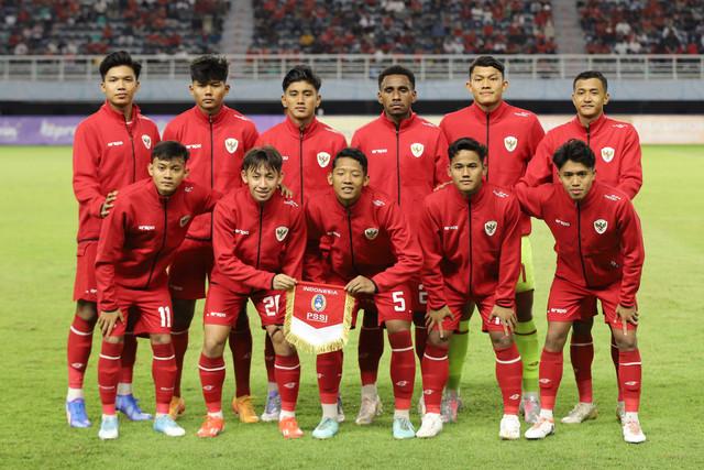 Timnas Indonesia berfoto bersama sebelum bertanding melawan Timnas Filipina pada penyisihan Grup A Piala ASEAN U-19 Boys Championship atau AFF U-19 di Stadion Gelora Bung Tomo, Surabaya, Jawa Timur, Rabu (17/7/2024). Foto: Rizal Hanafi/ANTARA FOTO