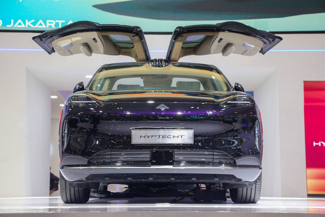 Mobil HYPTEC HT, SUV listrik mewah dan cerdas diluncurkan pada ajang Gaikindo Indonesia International Auto Show (GIIAS) 2024, Rabu (17/7). Foto: Aditia Noviansyah/kumparan