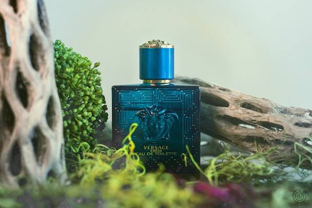 Ilustrasi rekomendasi parfum Versace untuk pria. Sumber: Unsplash/Corey Watson