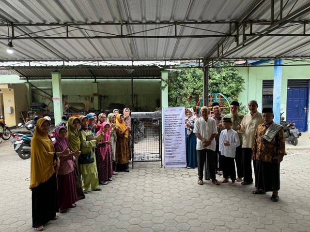 Kegiatan pelatihan dan penyuluhan untuk mengubah limbah sampah menjadi arang bersama Jamaah Masjid Pakuningratan Jetis.