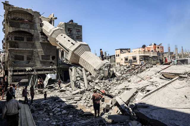 Menara masjid yang roboh di Nuseirat, Jalur Gaza, Rabu (17/7/2024). Foto: Eyad BABA / AFP
