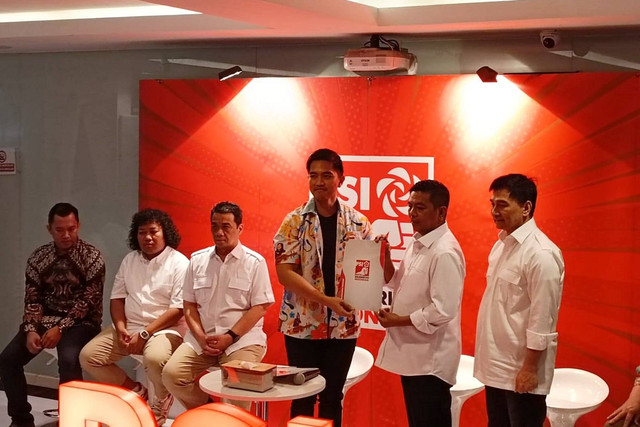 Ketua Umum PSI Kaesang Pangarep memberikan rekomendasi kepada pasangan Andra Soni-Dimyati untuk Pilkada Banten di Kantor DPP PSI, Jakarta, Kamis (18/7/2024). Foto: Zamachsyari/kumparan