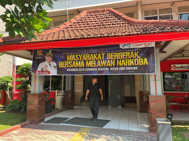 Suasana Diskominfo Kota Semarang saat penggeledahan oleh KPK pada Kamis (18/7/2024). Foto: Intan Alliva/kumparan