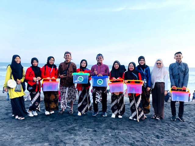 Tim PPKO HMTP Universitas Ahmad Dahlan (UAD) 2024 ikuti pelepasan 250 tukik di Pantai Goa Cemara (Dok. Istimewa)