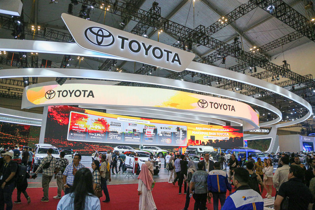 Suasana booth Toyota di pameran otomotif Gaikindo Indonesia International Auto Show atau GIIAS 2024 di ICE BSD, Tangerang, Kamis (18/7). Foto: Aditia Noviansyah/kumparan