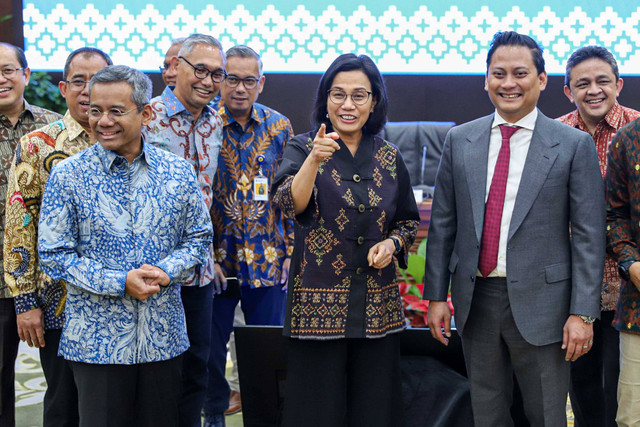 Menkeu Sri Mulyani bersama Wamenkeu II Thomas Djiwandono beserta pejabat Kemenkeu lainnya di Gedung Kementerian Keuangan RI, Jakarta, Kamis (18/7/2024).
 Foto: Iqbal Firdaus/kumparan
