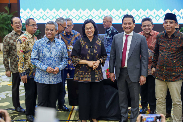 Menkeu Sri Mulyani bersama Wamenkeu II Thomas Djiwandono beserta pejabat Kemenkeu lainnya di Gedung Kementerian Keuangan RI, Jakarta, Kamis (18/7/2024).
Foto: Iqbal Firdaus/kumparan