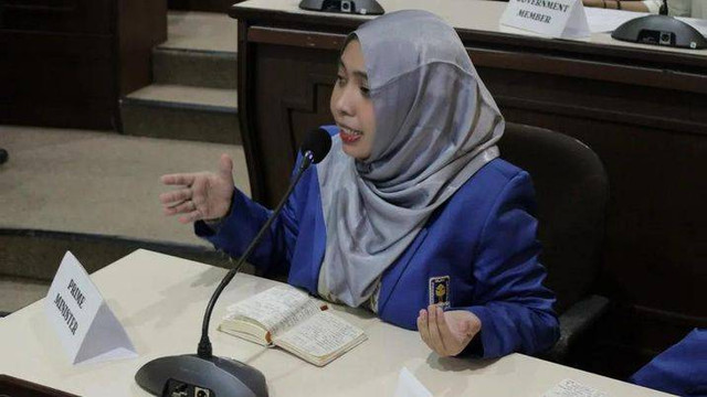 Tim Delegasi Universitas Islam Indonesia dalam menyampaikan argumentasi Proterhadap mosi. . Sumber: Dokumentasi Pribadi
