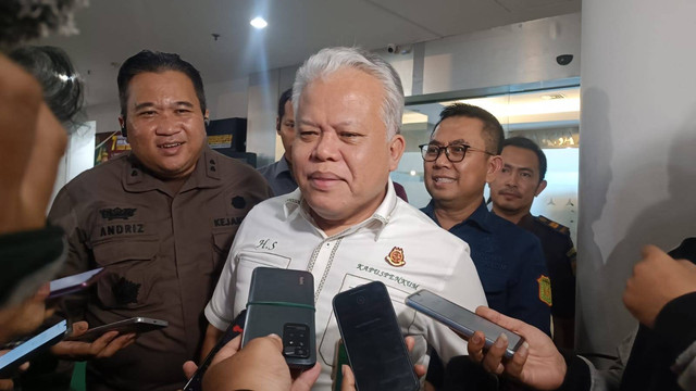 Kapuspenkum Kejagung, Herli Siregar dalam konferensi pers penetapan 7 tersangka baru kasus 109 ton emas ilegal dicap logo Antam, Kejaksaan Agung RI, Jakarta Selatan, Kamis (18/7) malam. Foto: Fadlan Nuril Fahmi/kumparan