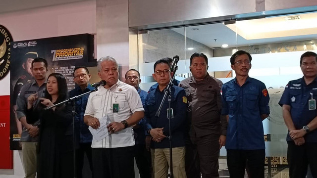 Kapuspenkum Kejagung, Herli Siregar dalam konferensi pers penetapan 7 tersangka baru kasus 109 ton emas ilegal dicap logo Antam, Kejaksaan Agung RI, Jakarta Selatan, Kamis (18/7) malam. Foto: Fadlan Nuril Fahmi/kumparan