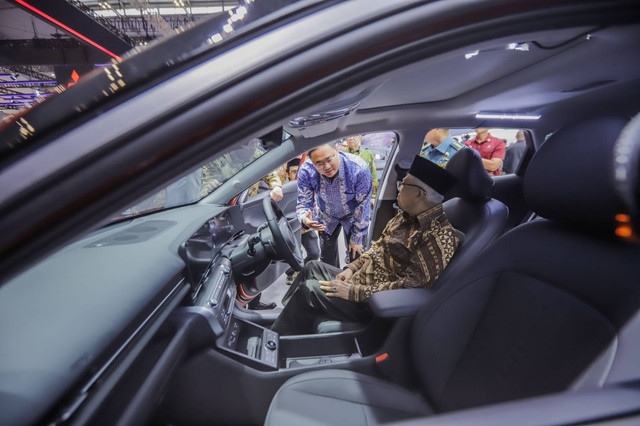 Chief Operating Officer PT Hyundai Motors Indonesia Fransiscus Soerjopranoto memberikan informasi saat Wakil Presiden Republik Indonesia Ma'ruf Amin menaiki all-new KONA Electric. Foto: Hyundai
