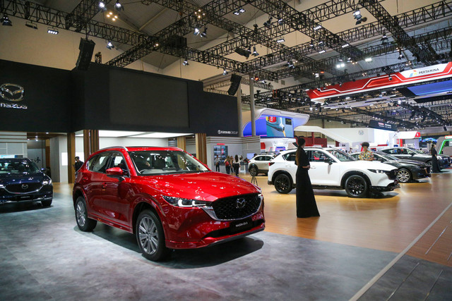 Suasana booth pameran Mazda di pameran otomotif Gaikindo Indonesia International Auto Show atau GIIAS 2024 di ICE BSD, Tangerang, Kamis (18/7). Foto: Aditia Noviansyah/kumparan