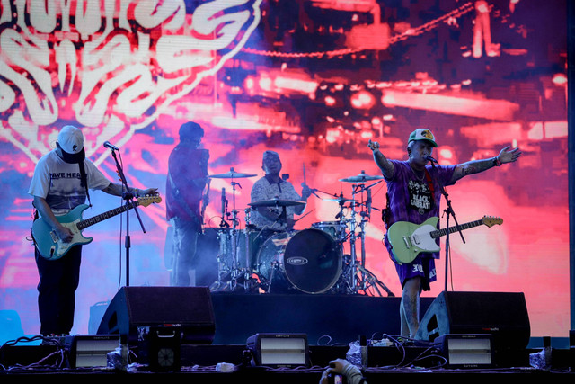 Pee Wee Gaskins tampil di We The Fest 2024 hari ke-1 di GBK Sport Complex, Jakarta, Jumat (19/7/2024). Foto: Jamal Ramadhan/kumparan