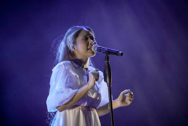 Nadin Amizah tampil di We The Fest (WTF) 2024 di GBK Sport Complex, Jakarta, Jumat (19/7/2024).
Foto: Jamal Ramadhan/kumparan