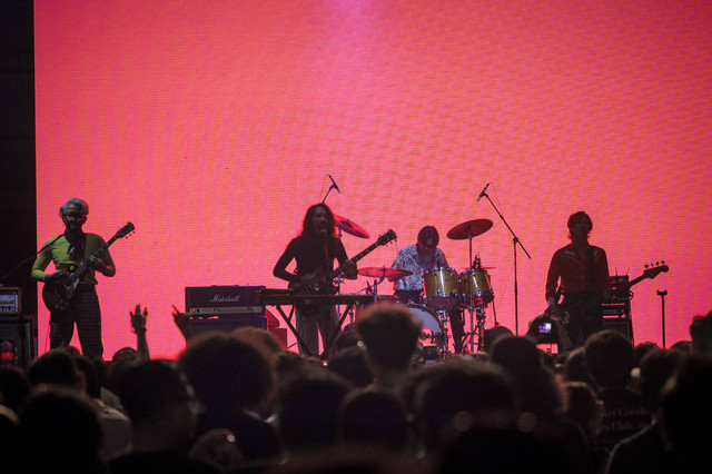 The SIGIT tampil di panggung PARK pada gelaran musik We The Fest 2024 di GBK Sport Complex, Jakarta, Jumat (19/7/2024). Foto: Jamal Ramadhan/kumparan
