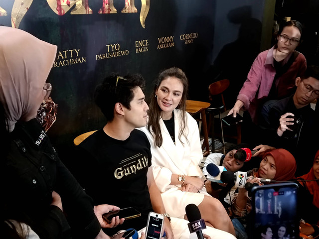 Luna Maya dan Maxime Bouttier dalam konferensi pers film Gundik.
Foto: Dok. Istimewa
