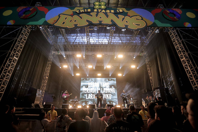 Grup musik 'Sore' tampil di panggung Banana pada We The Fest 2024 di Tennis Indoor, GBK Sport Complex, Jakarta, Sabtu (20/7/2024). Foto: Jamal Ramadhan/kumparan