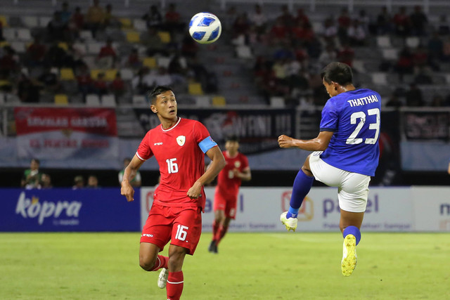 Pesepak bola Timnas Indonesia Dony Tri Pamungkas berebut bola dengan pesepak bola Timnas Kamboja Phoeuk Thatthai pada pertandingan penyisihan Grup A Piala ASEAN U-19 Boys Championship di Stadion Gelora Bung Tomo, Surabaya, Sabtu (20/7/2024). Foto: Moch Asim/ANTARA FOTO
