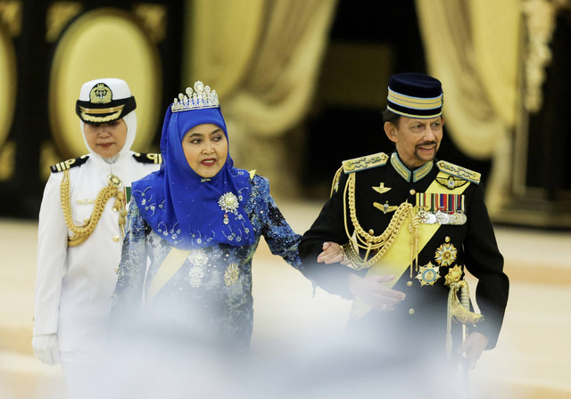 Sultan Brunei Hassanal Bolkiah dan Ratu Brunei Pengiran Anak Saleha menghadiri upacara penobatan Raja Malaysia ketujuh belas Sultan Ibrahim Sultan Iskandar di Istana Nasional di Kuala Lumpur, Malaysia 20 Juli 2024. Foto: REUTERS/Hasnoor Hussain/Pool