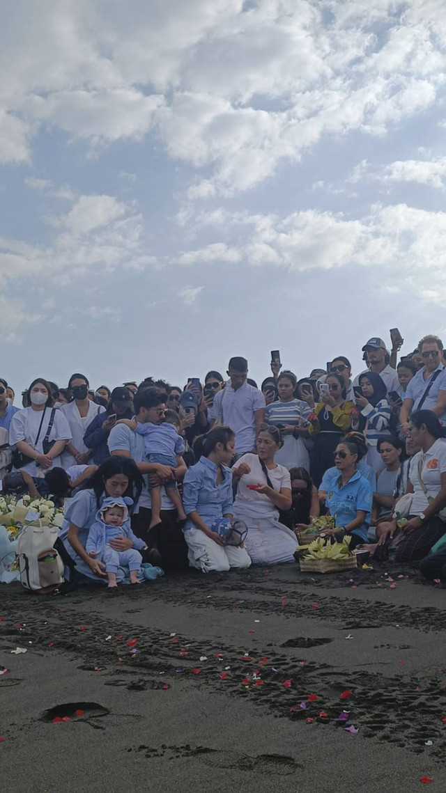 Acara Pelarungan Abu Yitta Dali Wassink di Pantai Lembeng, Kecamatan Sukawati, Kabupaten Gianyar, Bali, Minggu (21/7/2024). Foto: Denita BR Matondang/kumparan