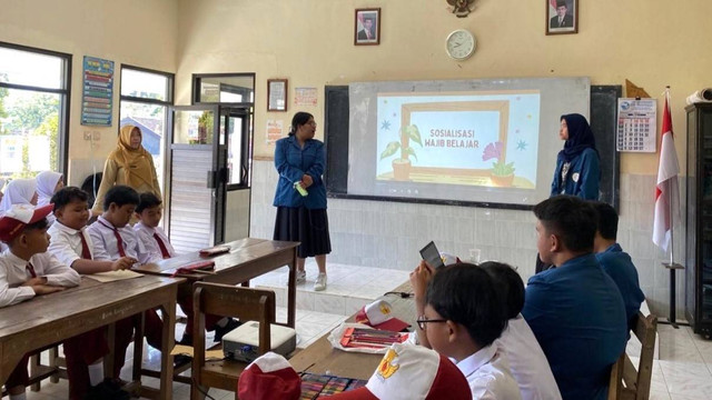Pelaksanaan sosialisasi Wajib Belajar 12 Tahun oleh tim KKN BBK 4 Universitas Airlangga