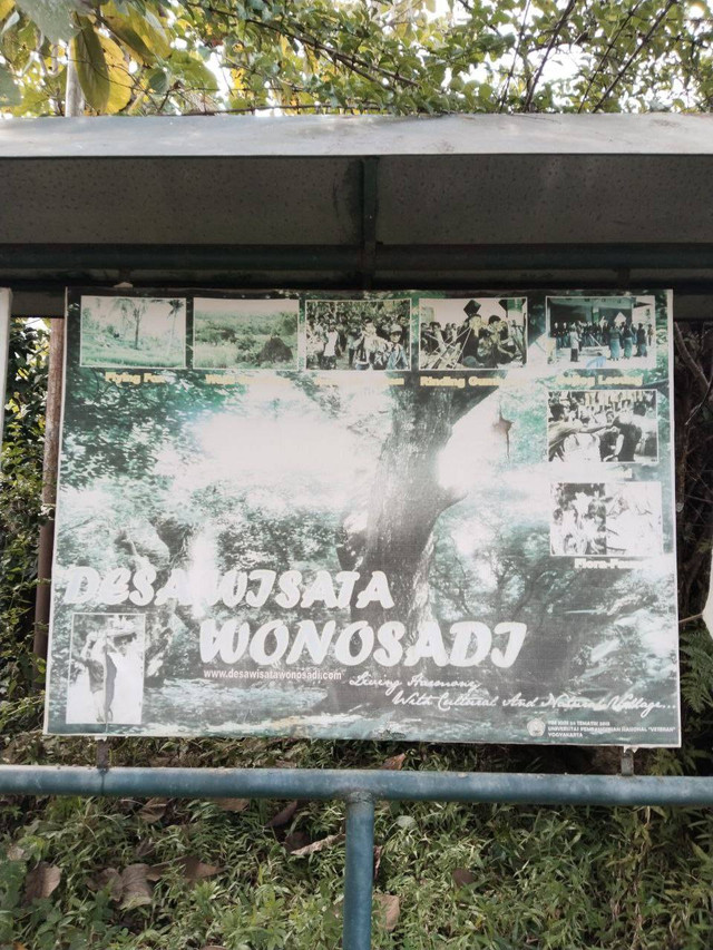 Papan peta petunjuk informasi tentang daerah wilayah hutan wonosadi