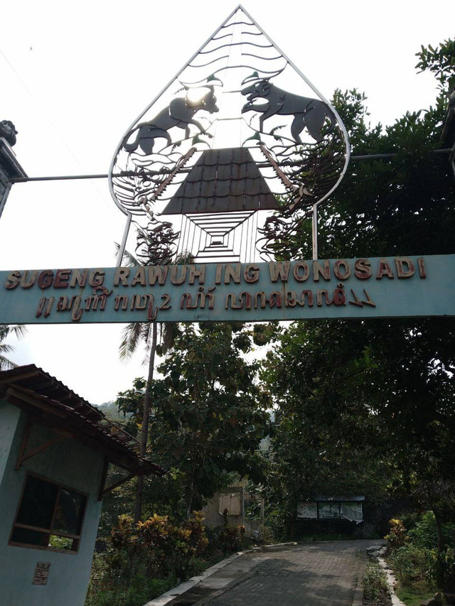 Suasana ketika di gerbang awal ketika memasuki hutan adat wonosadi