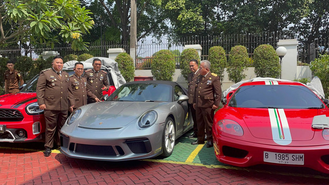 Barang bukti mobil yang ditampilkan dalam pelimpahan untuk dua tersangka kasus dugaan korupsi tata niaga timah di wilayah IUP PT Timah periode 2015-2022 Harvey Moeis dan Helena Lim di Kejaksaan Negeri Jakarta Selatan, Senin (22/7/2024). Foto: Fadhil Pramudya/kumparan