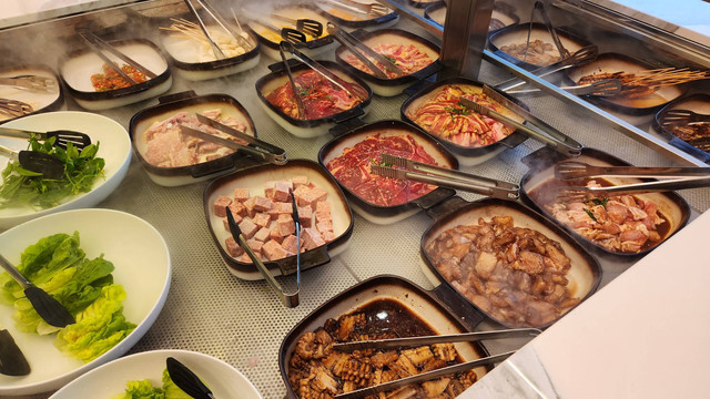 Ilustrasi makanan buffet dan suasana di restoran all you can eat. Foto: Azalia Amadea/kumparan 