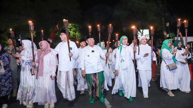 Bupati Jember, Hendy Siswanto dan Wakil Bupati KH Muhammad Balya Firjaun Barlaman saat mengikuti pawai obor Tahun Baru Islam 1446 Hijriah di depan Kota Cinema Mall (KCM), Jember. Foto: Dok. Istimewa
