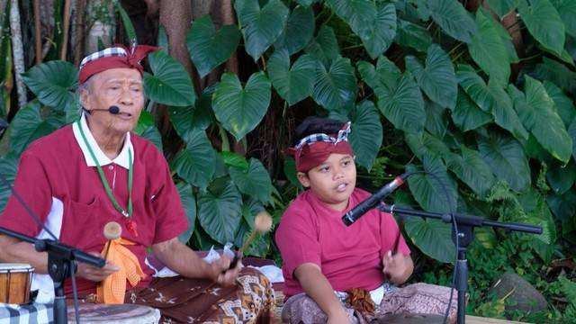 Made Taro (kiri) saat tampil dalam sebuah acara di Pejeng, Ubud - IST