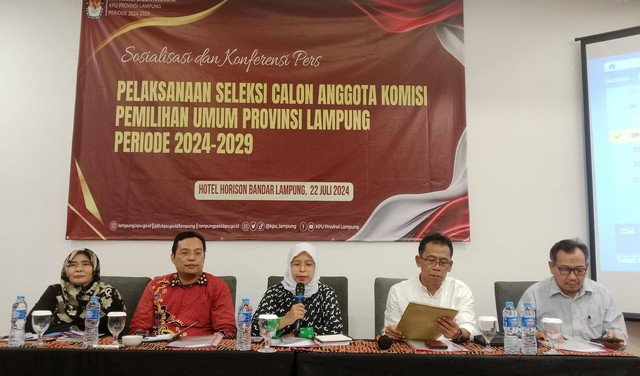 Tim seleksi calon anggota KPU Provinsi Lampung terdiri Siti Khoiriah sebagai ketua, Hervin Yoki Pradikta sebagai sekretaris, serta tiga anggota yakni Achmad Moelyono, Fitri Yanti, dan Samsuar. | Foto : Eka Febriani / Lampung Geh
