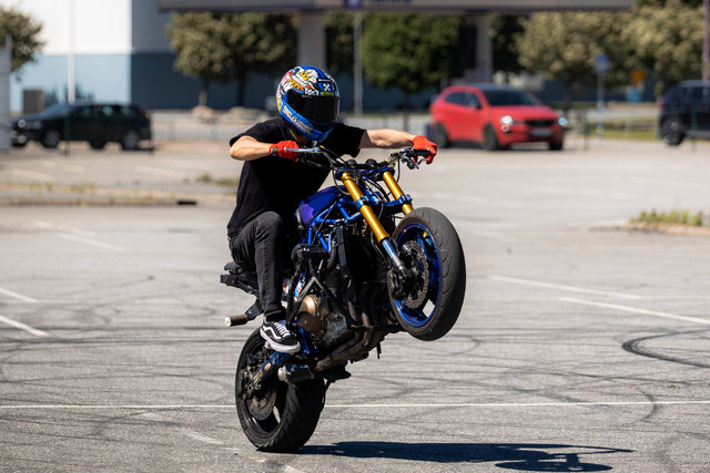 Ilustrasi Motor Standing. Foto: Mikael Jansson/Shutterstock