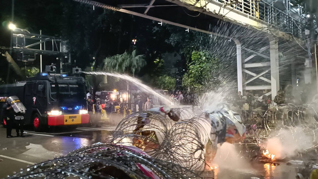 Massa aksi BEM SI ditembak water canon oleh kepolisian agar massa aksi membubarkan diri dari Patung Kuda, Jakarta Pusat, Senin (22/7/2024). Foto: Fadlan Nuril Fahmi/kumparan