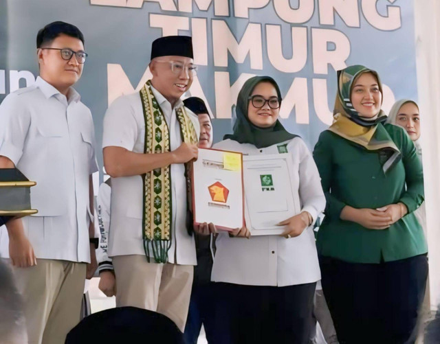 Penyerahan surat rekomendasi oleh Ketua DPD Partai Gerindra Lampung, Rahmat Mirzani Djausal dan DPW PKB Chusnunia Chalim kepada Ela Siti Nuryamah sebagai calon Bupati Lampung Timur | Foto : Ist