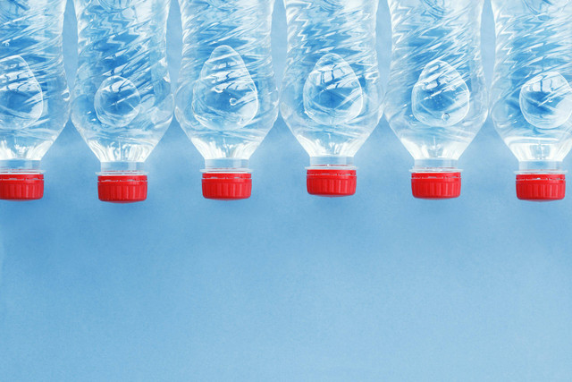 Ilustrasi air mineral botol. Foto: Shutterstock