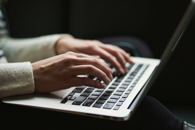 Emulator adalah software yang memungkinkan suatu sistem komputer untuk meniru fungsi sistem dari perangkat lain. Foto: Pexels.com