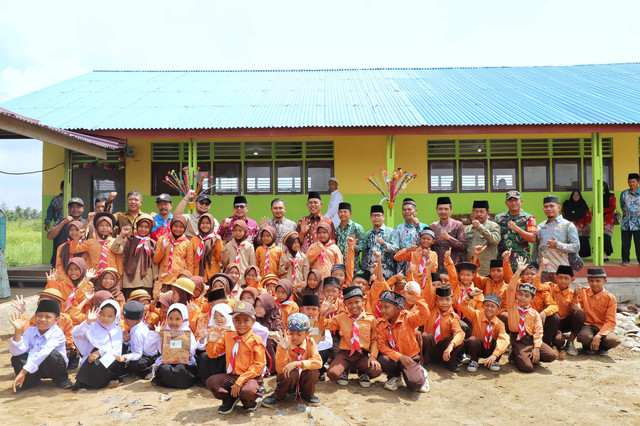 Tampak Gedung Madrasah Ibtidaiyah Swasta (MIS) Nurul Huda terlihat kokoh kembali dan sangat layak untuk proses belajar para murid, setelah 30 Tahun berdiri tanpa adanya perbaikan di sekolah tersebut. Dompet Dhuafa melalui program Milenial Bangun Sekolah, menghadirkan pendidikan layak bagi sekolah yang mengalami kesulitan dalam upaya renovasi