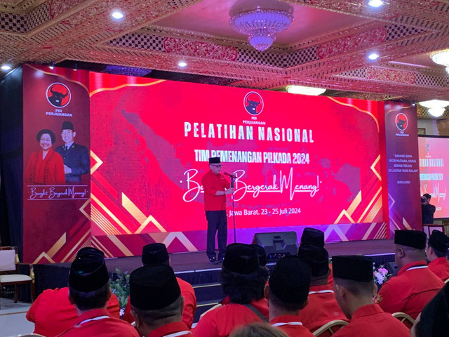 Sekertaris Jenderal PDIP Hasto Kristiyanto menyampaikan pidato pada acara pelatihan nasional tim pemenangan daerah Pilkada 2024 di Hotel Seruni, Bogor, Jawa Barat, Selasa (23/7/2024).  Foto: Luthfi Humam/kumparan