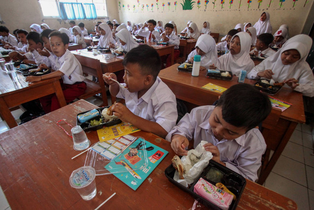 Sejumlah siswa makan bersama saat uji coba makan bergizi gratis di SDN Sentul 03, Kabupaten Bogor, Jawa Barat, Selasa (23/7/2024) Foto: Yulius Satria Wijaya/ANTARA FOTO