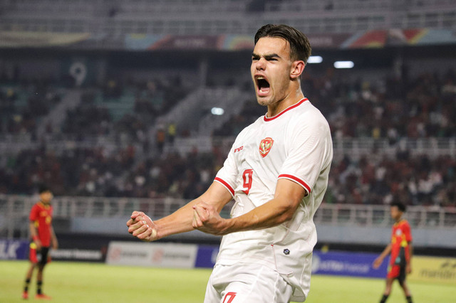 Pemain Timnas Indonesia Jens Raven berselebrasi usai mencetak gol kedua ke gawang Timnas Timor Leste dalam pertandingan penyisihan Grup A Piala AFF U-19 di Stadion Gelora Bung Tomo, Surabaya, Jawa Timur, Selasa (23/7/2024). Foto: Rizal Hanafi/ANTARA FOTO