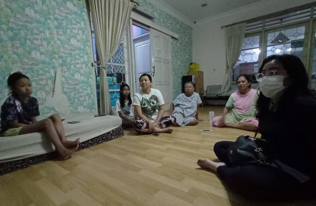 Ema (memakai masker), salah satu founder Rumahku Surabaya. Foto: Masruroh/Basra