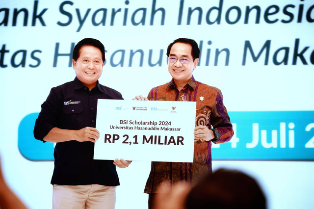Direktur Utama BSI Hery Gunardi (kiri) memberikan beasiswa senilai Rp 2,1 miliar bagi mahasiswa Unhas berprestasi secara simbolik kepada Rektor Universitas Hasanuddin Makassar Jamaluddin Jompa. Foto: Dok. Bank Syariah Indonesia