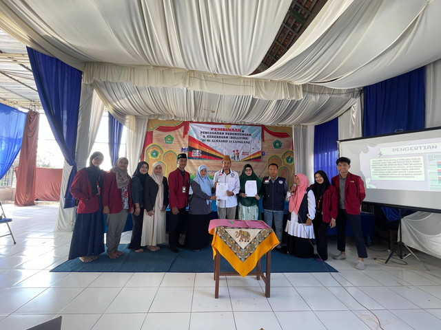 Sumber : Foto Komnas Perlindungan Anak bersama Kepala Sekolah MI Al-Ma'arif 03 Langlang dan Mahasiswa UMM