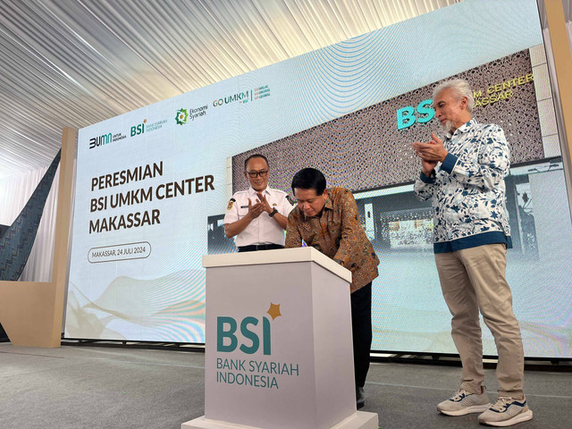Pj Gubernur Sulawesi Selatan Zudan Arif Fakrulloh, Direktur Utama BSI Hery Gunardi, Wakil Komisaris Utama BSI Adiwarman Azwar Karim dalam peresmian BSI UMKM Center Makassar. Foto: Ghinaa Rahmatika/kumparan