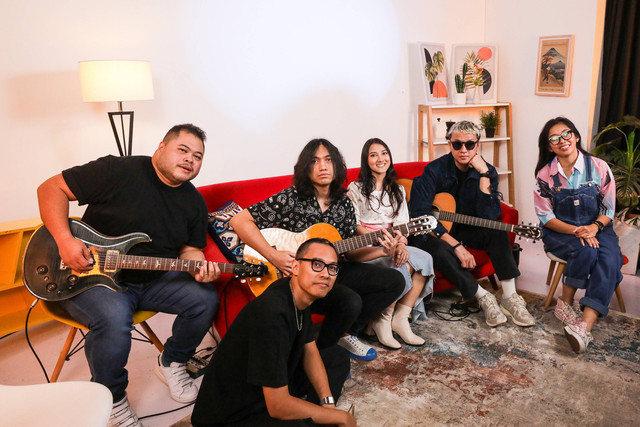 Anggota Grup musik Barasuara berpose saat berkunjung ke kantor kumparan di Jakarta, Rabu (24/7/2024). Foto: Darryl Ramadhan/kumparan