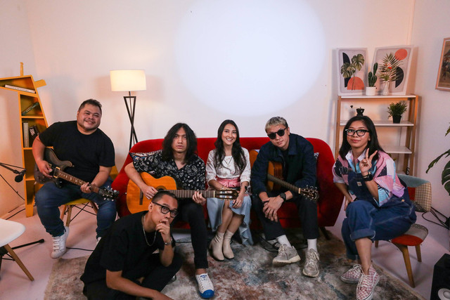 Anggota Grup musik Barasuara berpose saat berkunjung ke kantor kumparan di Jakarta, Rabu (24/7/2024). Foto: Darryl Ramadhan/kumparan